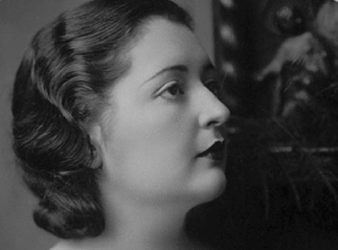 Bi / Lesbian Soprano: Lola Rodríguez Aragón